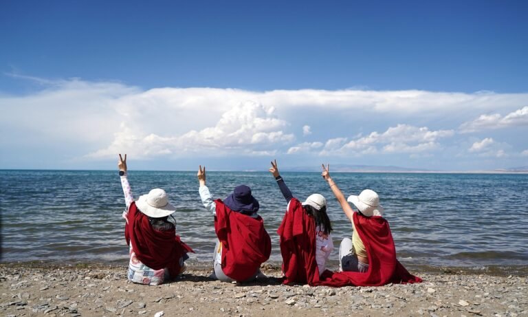 family, vacation, qinghai lake, v sign, nature, girls, women, friends, leisure, holiday, lake, scenic, china